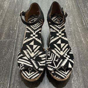 TOMS Platform Wedge Black & White Sandal Size 7.5